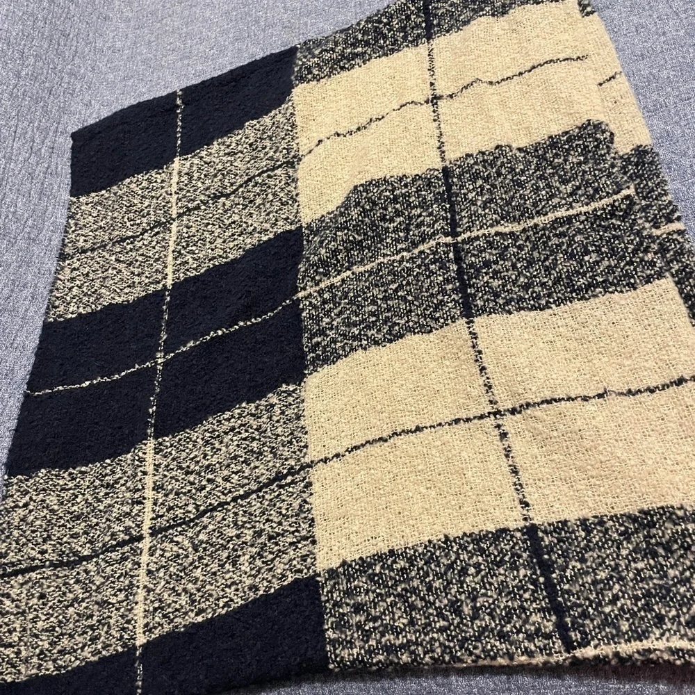 Scarf. Blue and cream color.